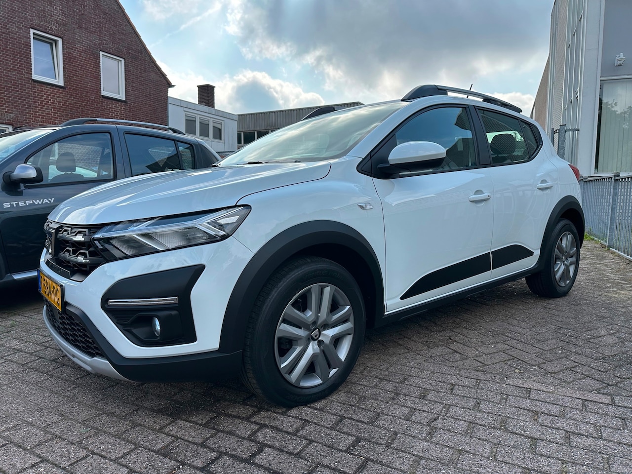 Dacia Sandero Stepway - 1.0 TCe 90 Comfort * AUTOMAAT * PDC * Navi * - AutoWereld.nl