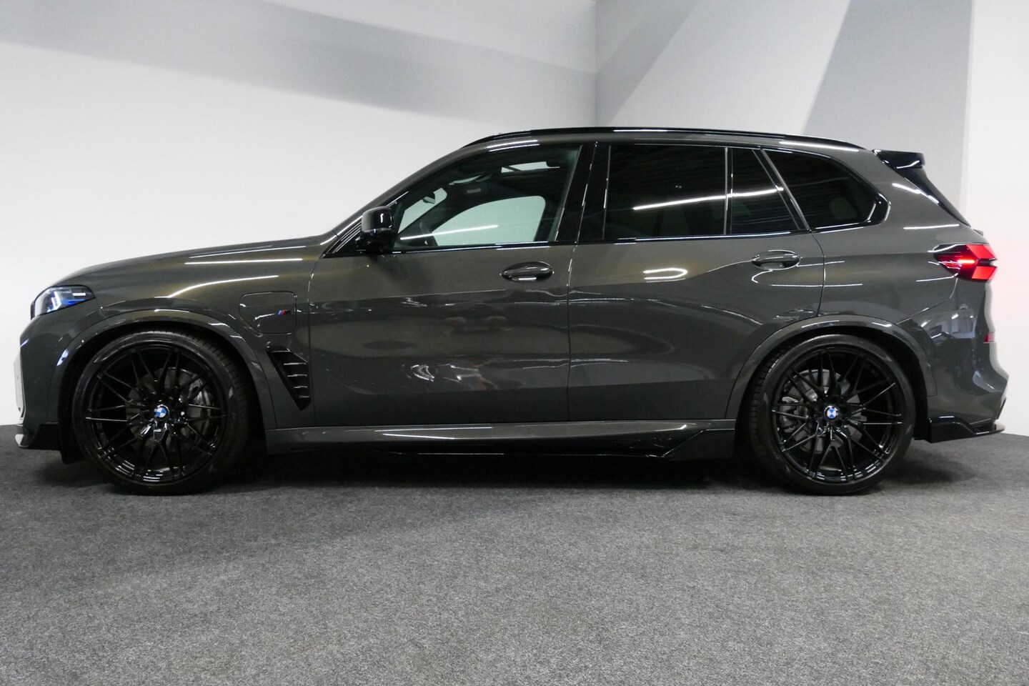 BMW X5 - xDrive50e M Sport / M Bodykit / Achterasbesturing / Panoramadak / Elektr. verstelbare voor - AutoWereld.nl