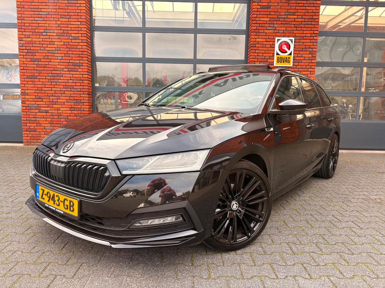 Skoda Octavia Combi - 1.5 e-TSI Sportline Bns| Schuifdak | Trekhaak | Headup display | Keyless - AutoWereld.nl