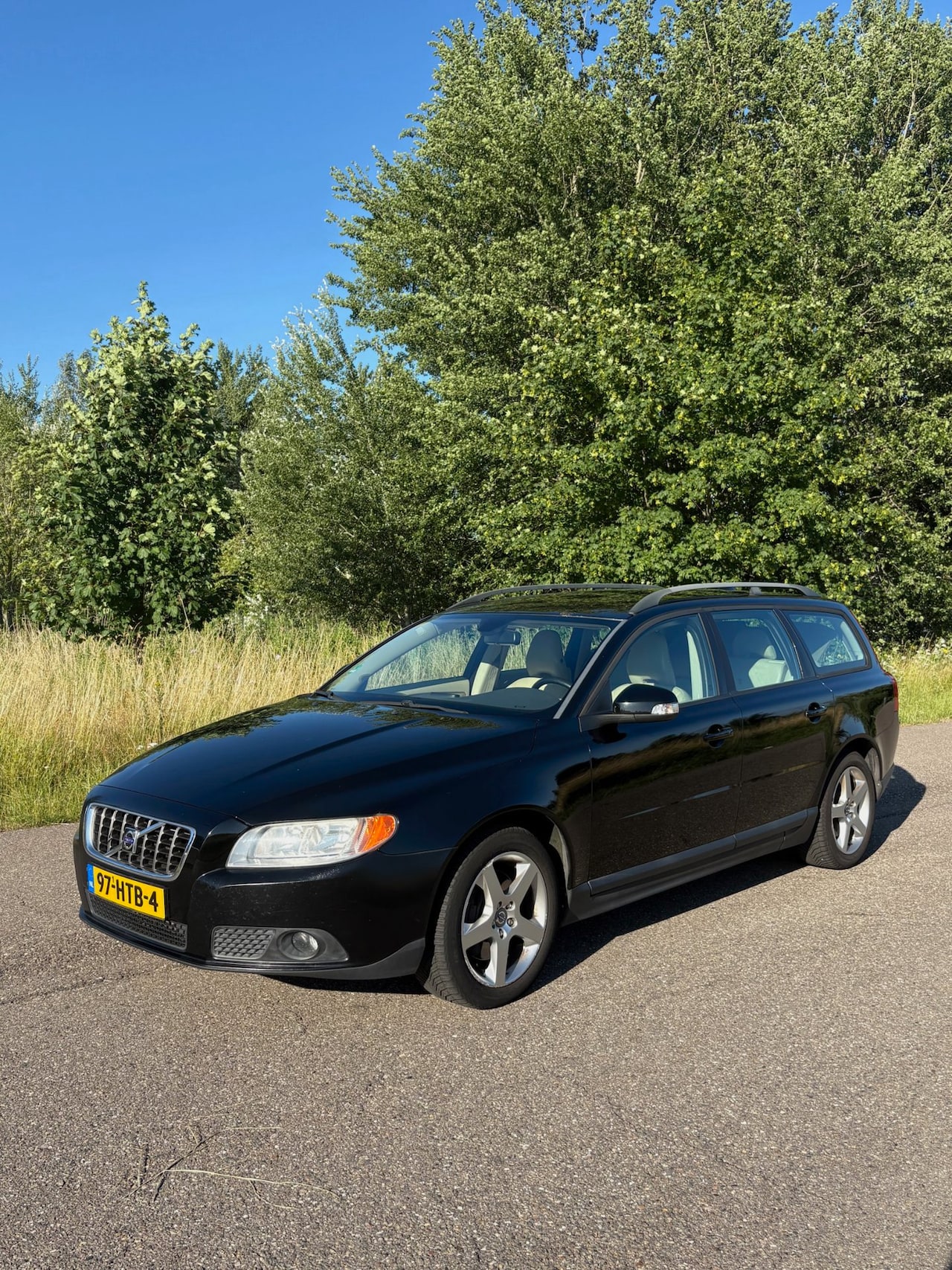 Volvo V70 - 2.5T Kinetic - Leder - Cruise - Airco - AutoWereld.nl