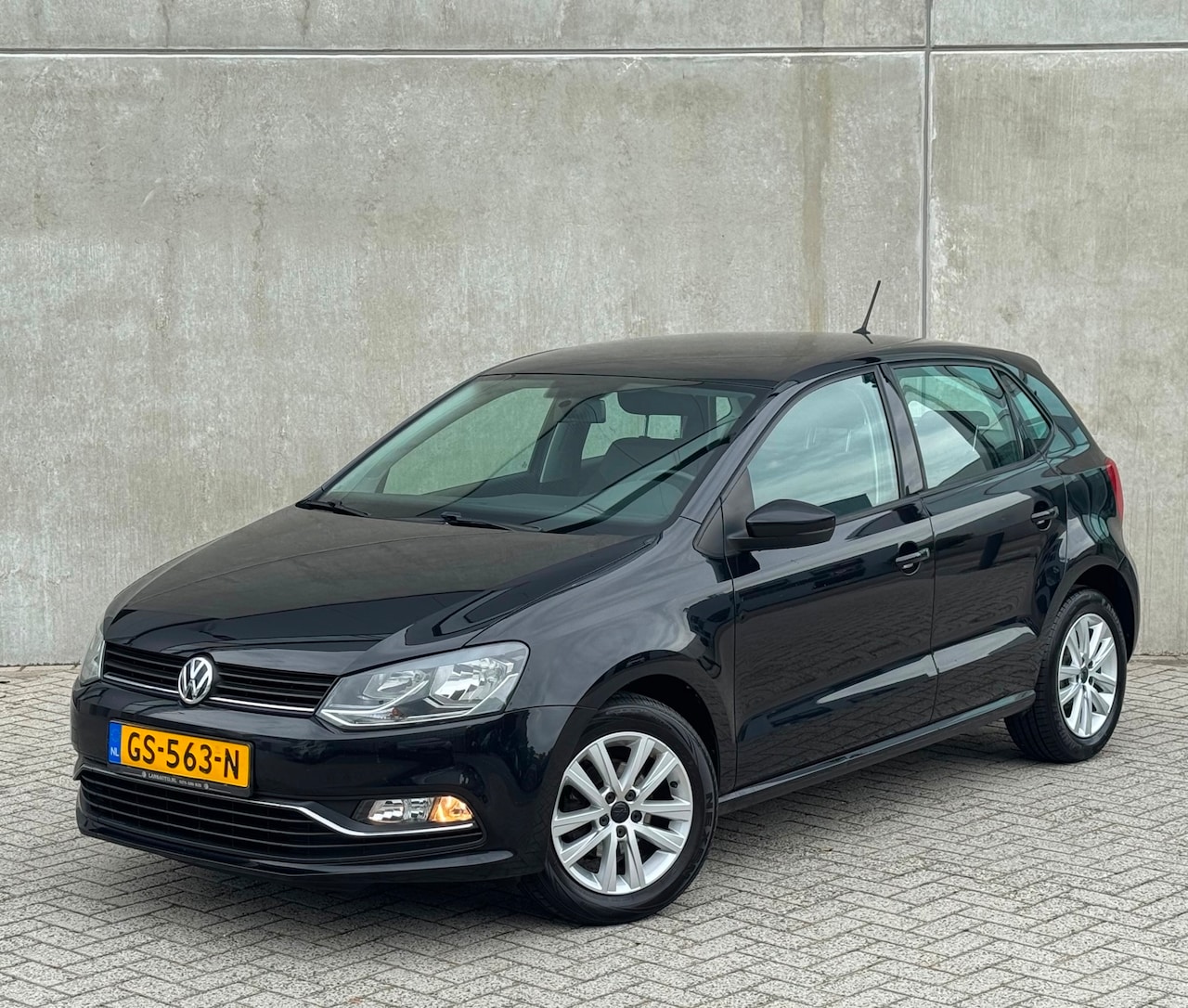 Volkswagen Polo - 1.0 First Edition 5D 2014 Zwart AIRCO|CRUISE - AutoWereld.nl