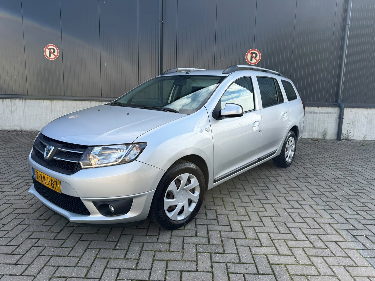 Dacia Logan MCV - 0.9 TCe Lauréate / airco / cruise / trekhaak ! - AutoWereld.nl