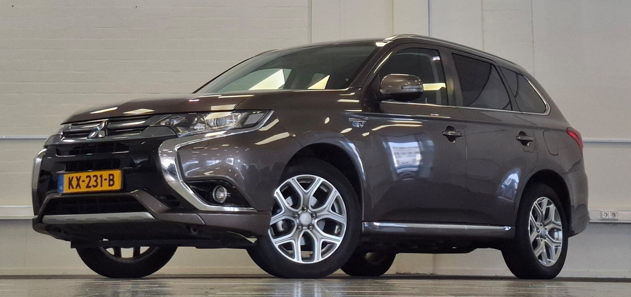 Mitsubishi Outlander - 2.0 PHEV Business Edition Trekhaak 100% Dealer onderhouden Allseason banden Mooi! - AutoWereld.nl