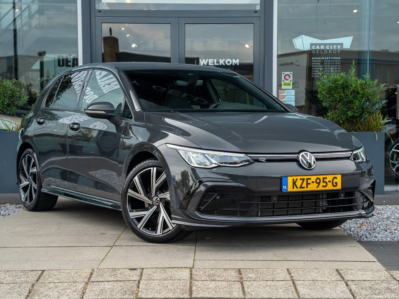 Volkswagen Golf - 1.5 eTSI R-Line Automaat | Adaptive Cruise | App Connect | 18 inch - AutoWereld.nl