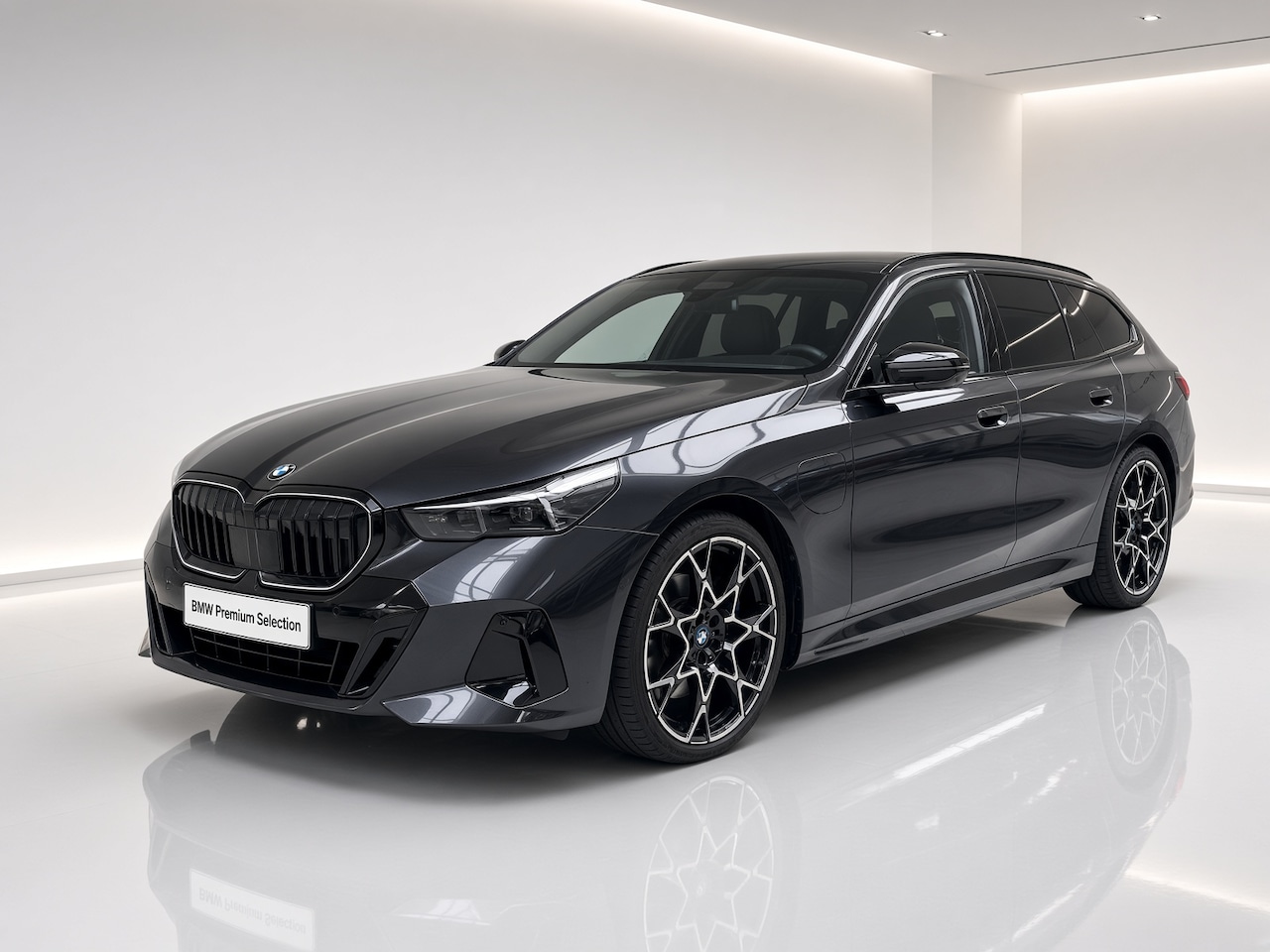 BMW 5-serie Touring - 550e xDrive M-Sport Pro | Panorama | Harman Kardon | Trekhaak | M Performance Zomerwielset - AutoWereld.nl