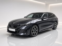 BMW 5-serie Touring - 550e xDrive M-Sport Pro | Panorama | Harman Kardon | Trekhaak | M Performance Zomerwielset