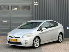 Toyota Prius - 1.8 Dynamic|Camera|Trekhaak|Navi|Head-UP|Massage|Dealer Onderhouden