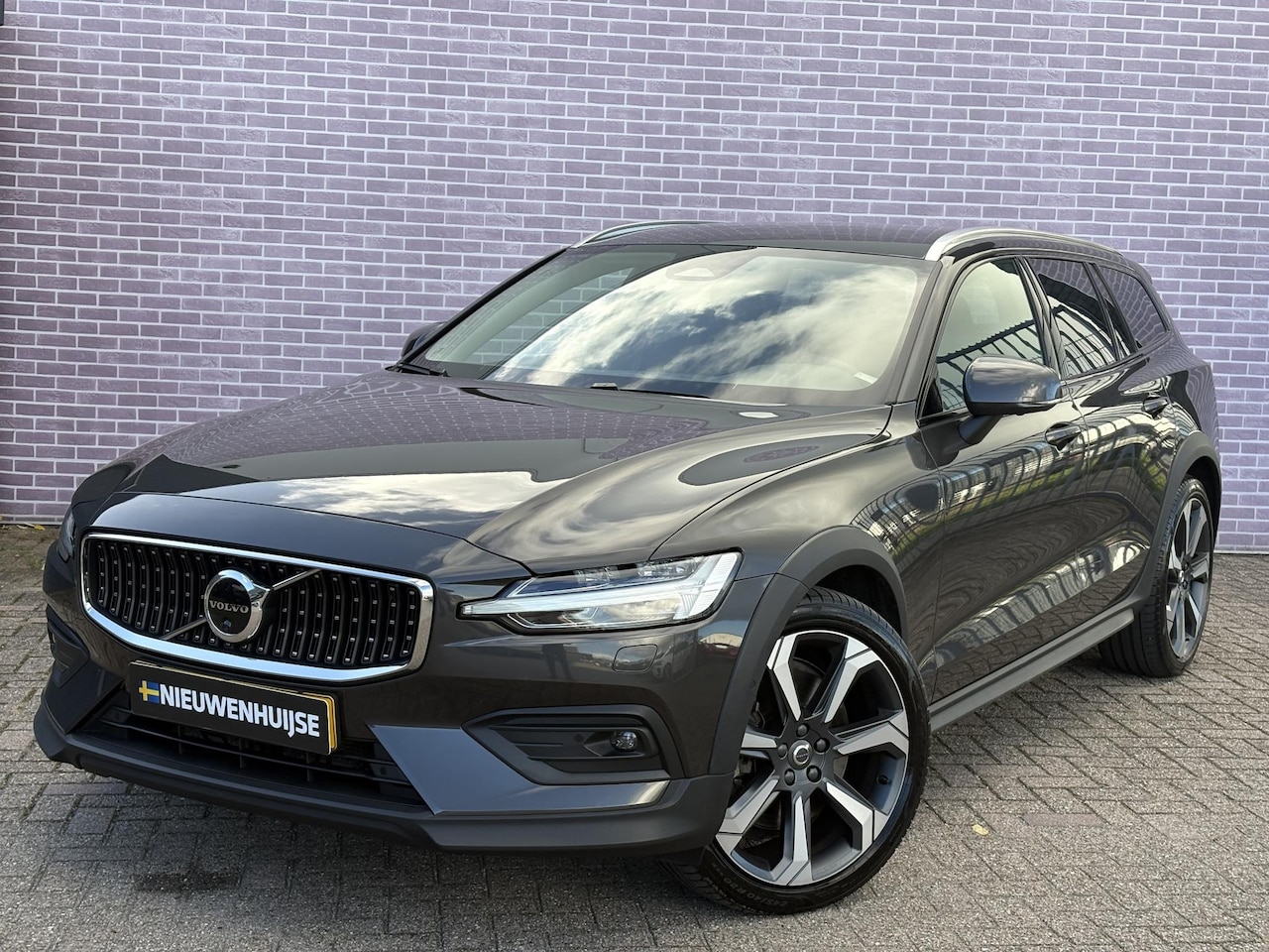 Volvo V60 Cross Country - 2.0 B5 AWD Pro | 360º Camera | 20" Velgen | Stoelverwarming V+A | Stuurverwarming | Adapti - AutoWereld.nl
