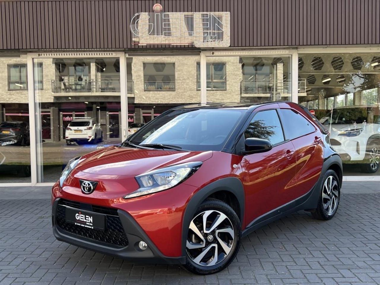 Toyota Aygo X - 1.0 VVT-i MT Pulse Bi-tone | Chili red,17 inch, Privacy glass, Apple CarPlay/Android auto, - AutoWereld.nl