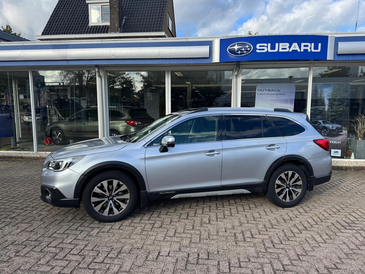 Subaru Outback - 2.5i Premium | Trekhaak afneembaar | Navigatie | schuif/kanteldak | Lederen bekleding | St - AutoWereld.nl