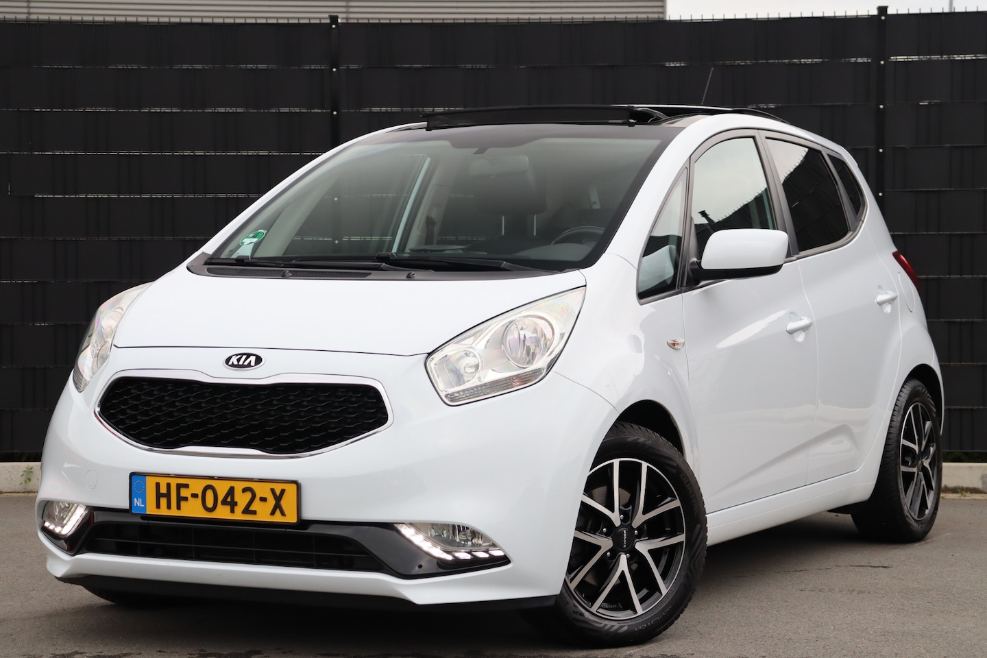 Kia Venga - 1.4 CVVT DynamicPLusLine | Panoramadak | Camera | Climate Control | Trekhaak - AutoWereld.nl