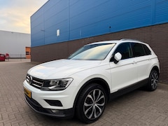 Volkswagen Tiguan - 1.5 TSI Comfortline Business | ACC | 19” LM Velgen | CarPlay | Parkeersensoren | Trekhaak
