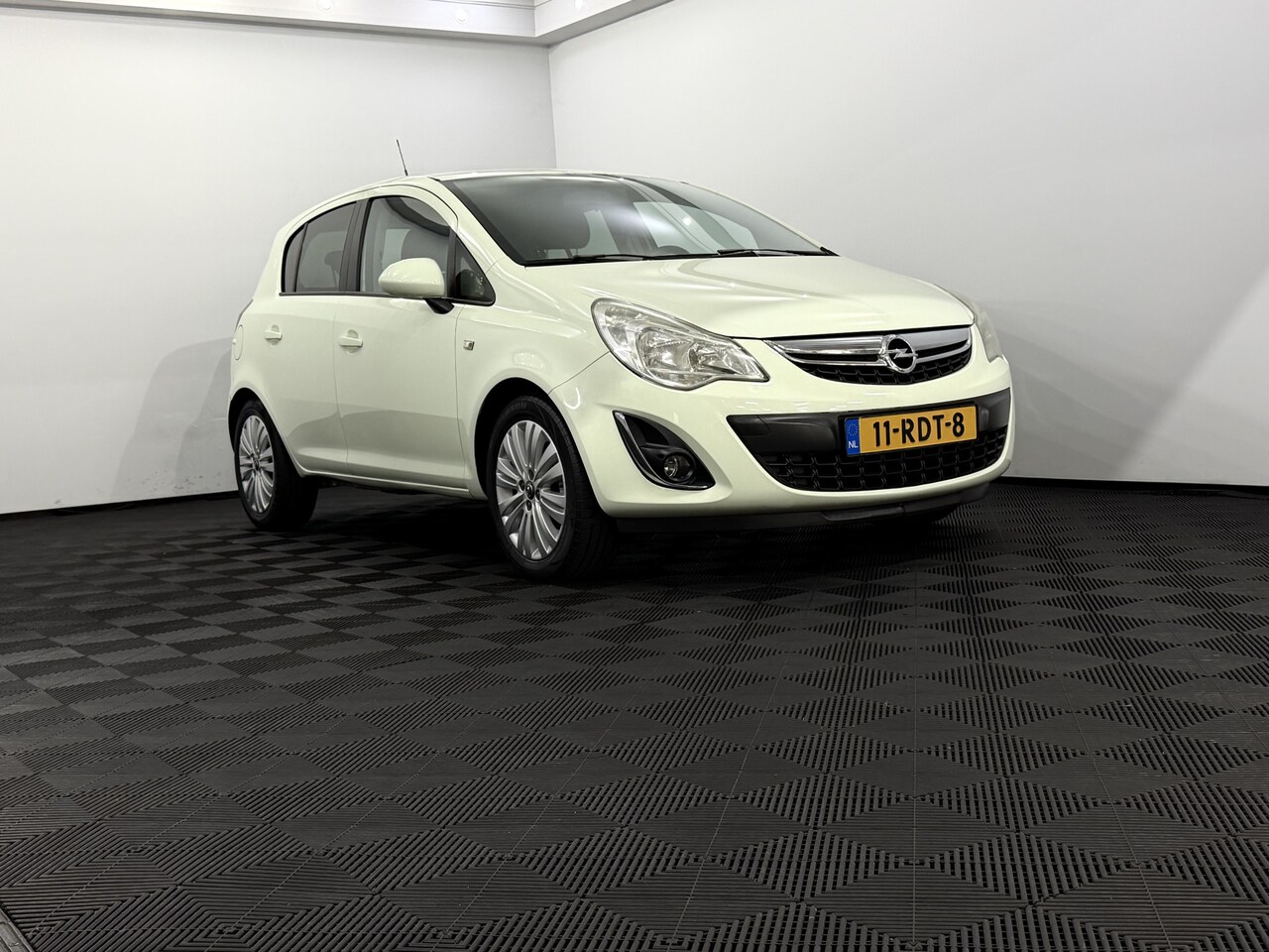 Opel Corsa - 1.4-16V Edition Airco, Navi, Bluetooth, Lichtmetalen velgen, Radio - AutoWereld.nl