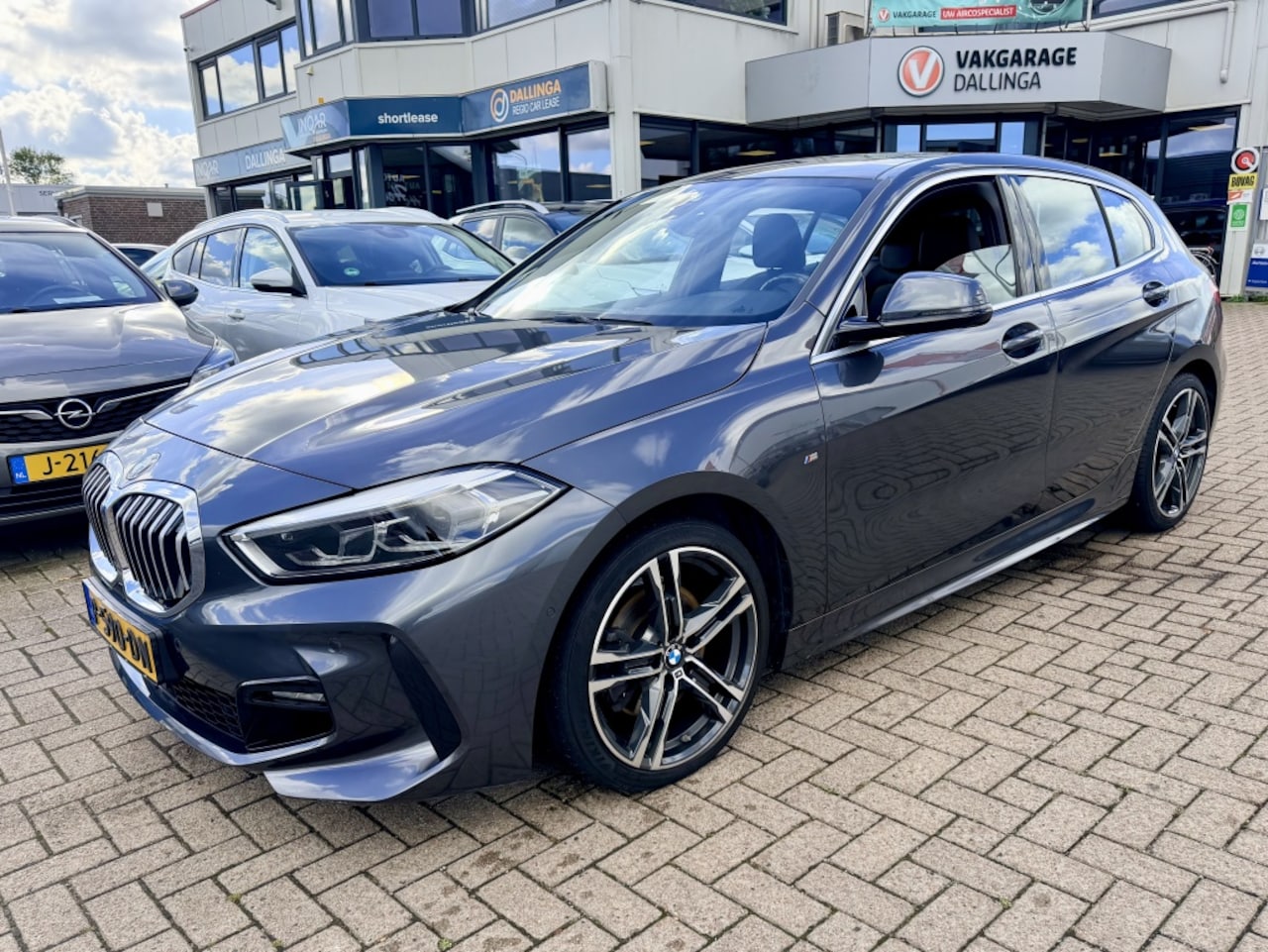 BMW 1-serie - 118i Business ed. Panodak | LEER Automaat | Panoramadak | Leder | 2022 - AutoWereld.nl