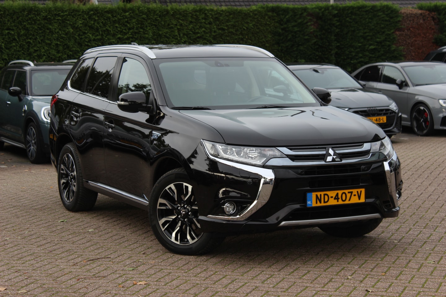 Mitsubishi Outlander - 2.0 PHEV Premium / Trekhaak / Camera / Leder&Alcantara / Keyless / 18'' / Stoel+Stuurverwa - AutoWereld.nl