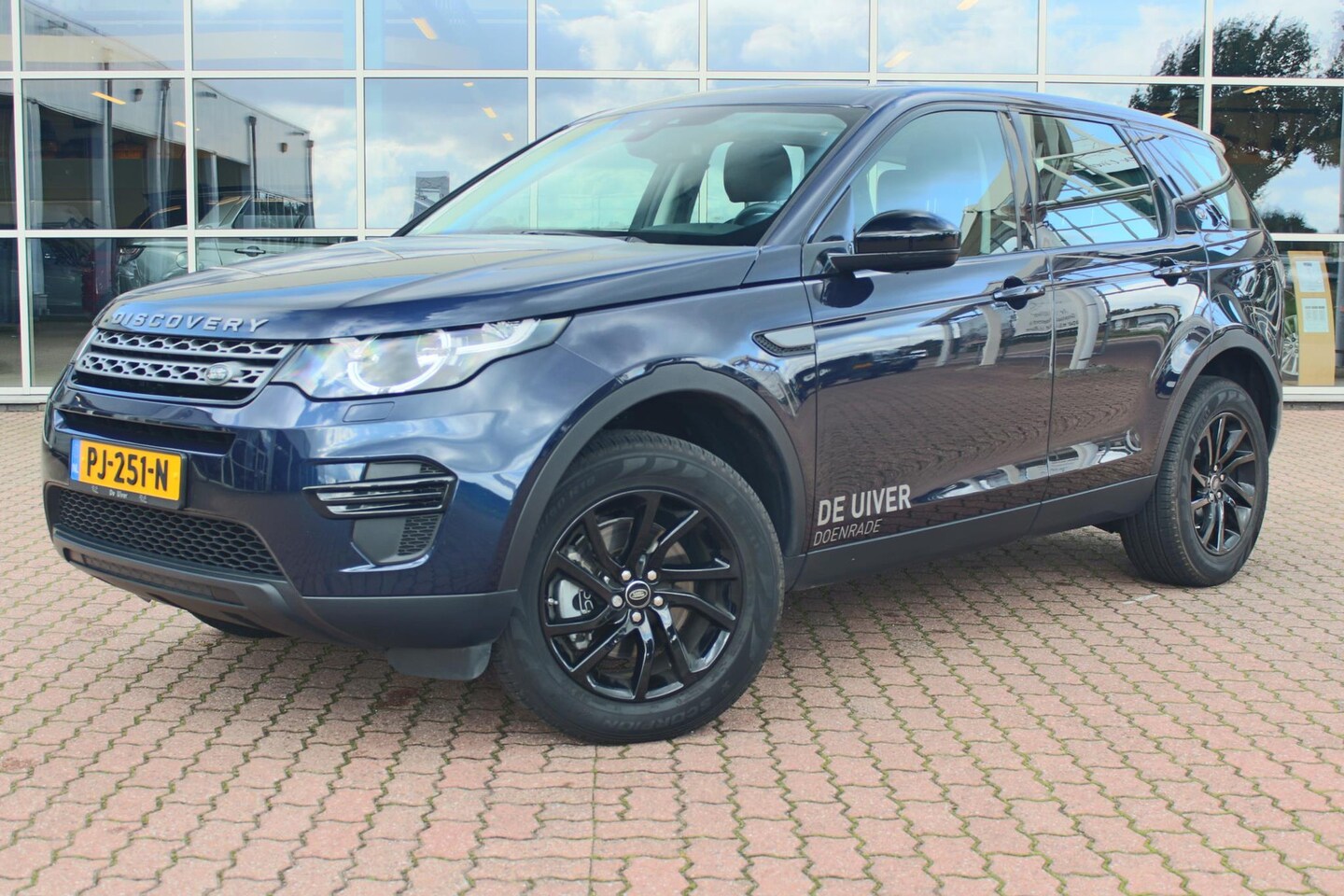 Land Rover Discovery Sport - 2.0 eD4 E-Capability 150pk 2WD 5p. Pure LAND ROVER Discovery Sport 2.0 eD4 E-Capability 15 - AutoWereld.nl