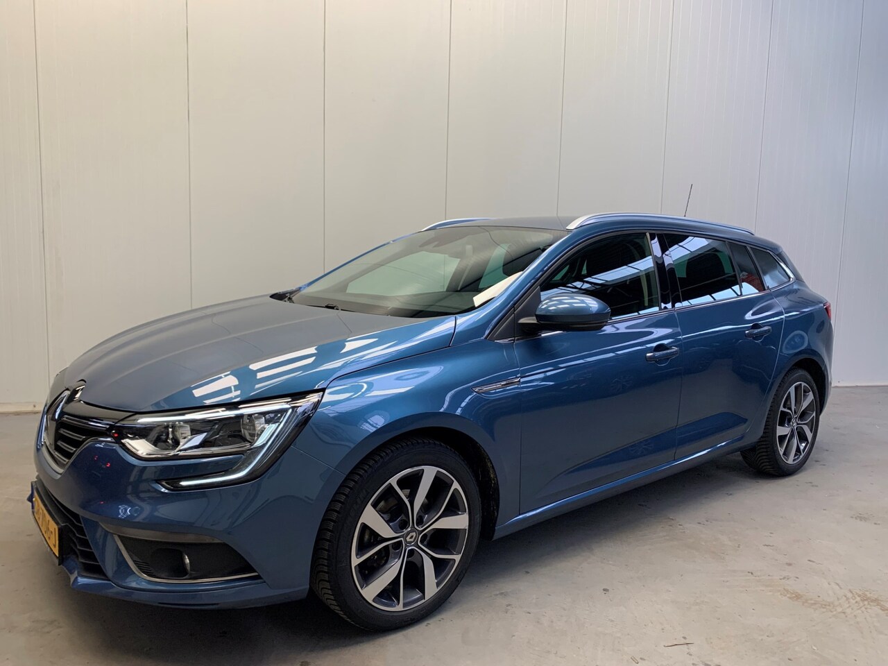 Renault Mégane Estate - 1.2 TCe Bose NAVIGATIE-LEDER-PDC-LMV-SPORT.INT-1700KG Trekgewicht!! - AutoWereld.nl