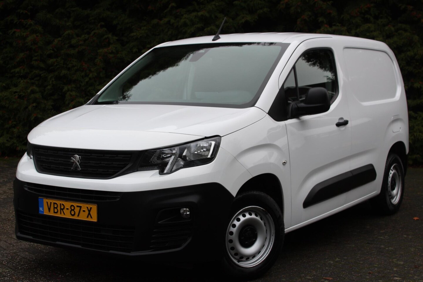 Peugeot Partner - 1.6 BlueHDI Premium 75PK | Airco | Achterklep | Cruise Control | Elektrische Ramen - AutoWereld.nl
