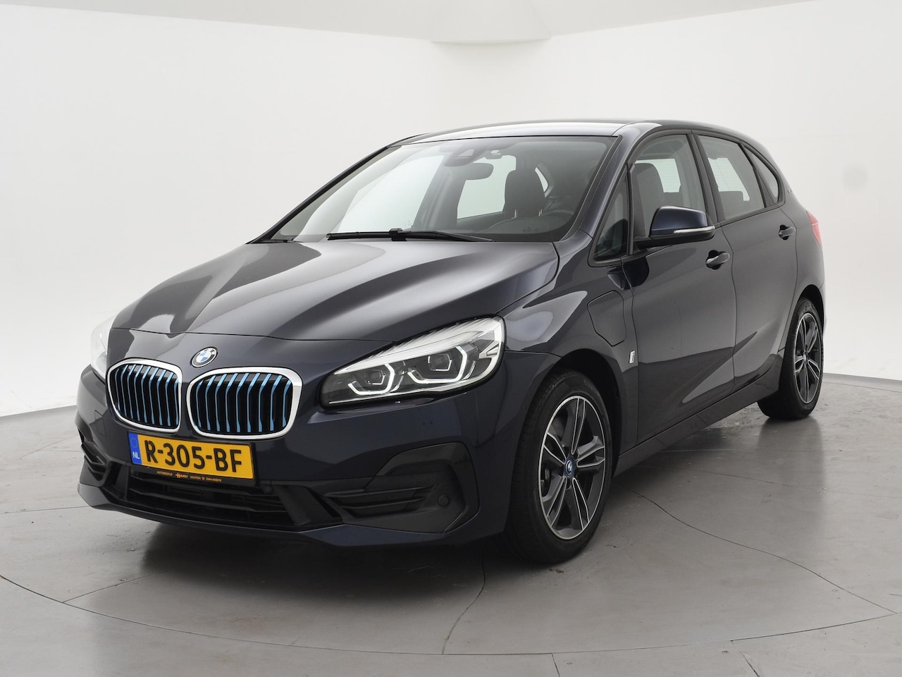 BMW 2-serie Active Tourer - 225xe 224 PK XDRIVE PLUG-IN HYBRID + STOELVERWARMING / AFN. TREKHAAK / NAVIGATIE - AutoWereld.nl