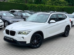BMW X1 - SDrive20i Upgrade Edition Sport|Nieuwe Ketting|Panorama dak|Leder|Navigatie|Leder|Trekhaak