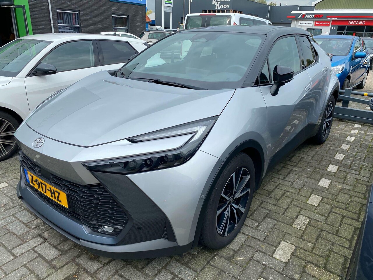 Toyota C-HR - 1.8 Hybrid 140 First Edition BI-TONE 360° CAMERA EL-ACHTERKLEP KEYLESS PARK-SENSOREN 18'' - AutoWereld.nl