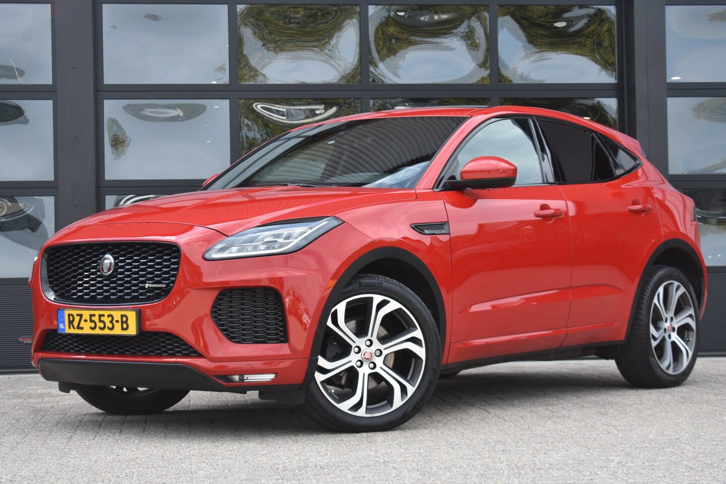 Jaguar E-Pace - 2.0 D180 AWD First Edition '18 LED Pano Leder Navi Clima Cruise Inruil mogelijk - AutoWereld.nl
