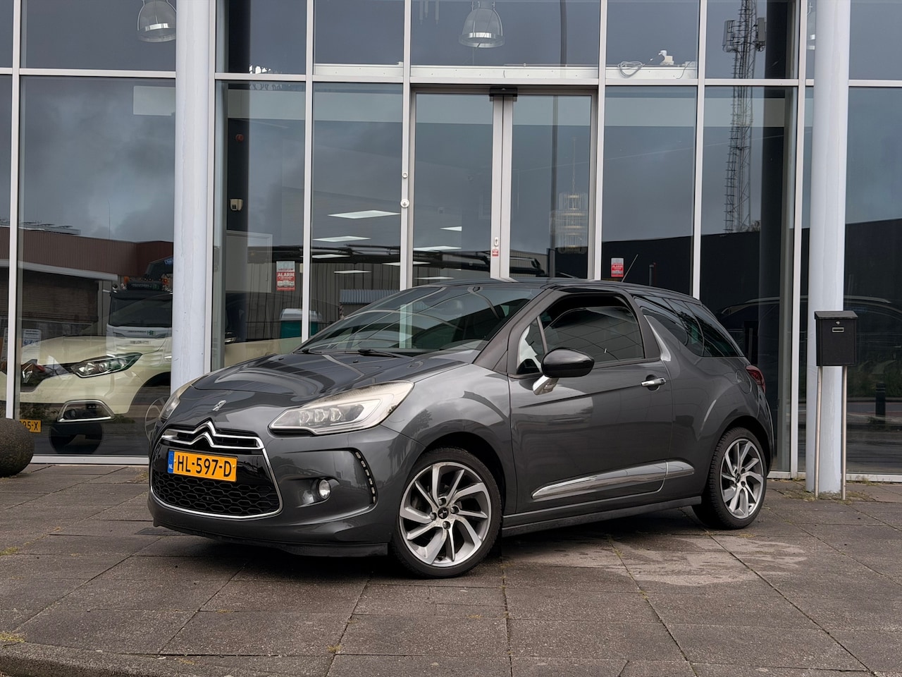 DS 3 - 1.2 PureTech So Chic|Eerste eigenaar|Navi|Pdc|Xenon - AutoWereld.nl