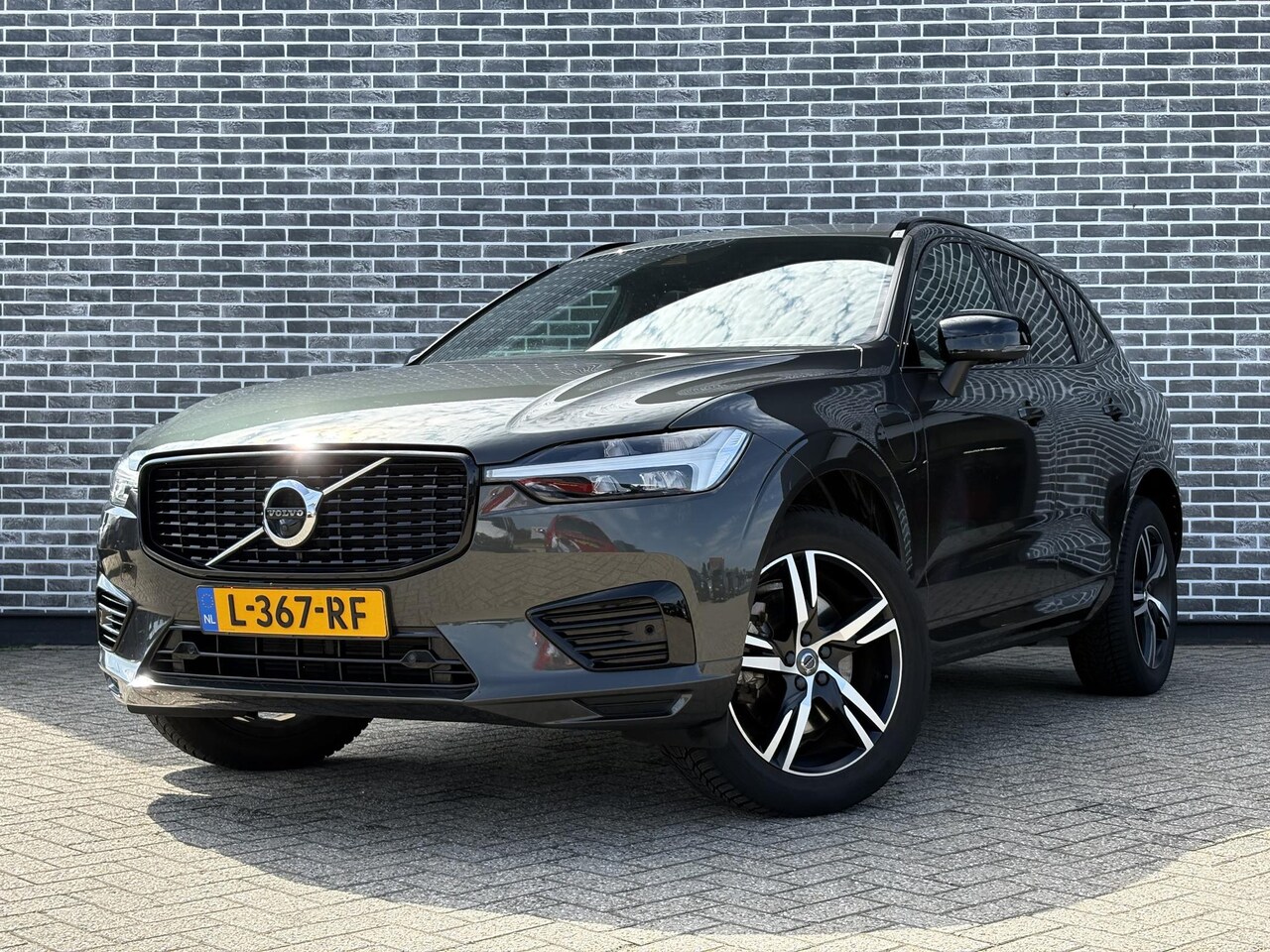 Volvo XC60 - 2.0 T6 Plug-in hybrid AWD R-Design | Adaptieve cruise control | Head-up display | 360 came - AutoWereld.nl