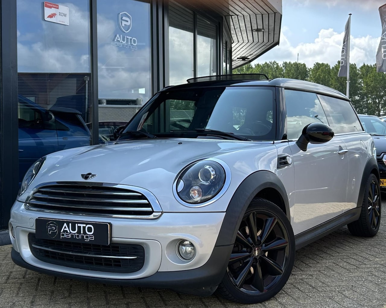 MINI Clubman - 1.6 Cooper 122PK | PANO | Stoelverwarming | Bi-Xenon | Parkeersensoren | Lichtmetalen Velg - AutoWereld.nl
