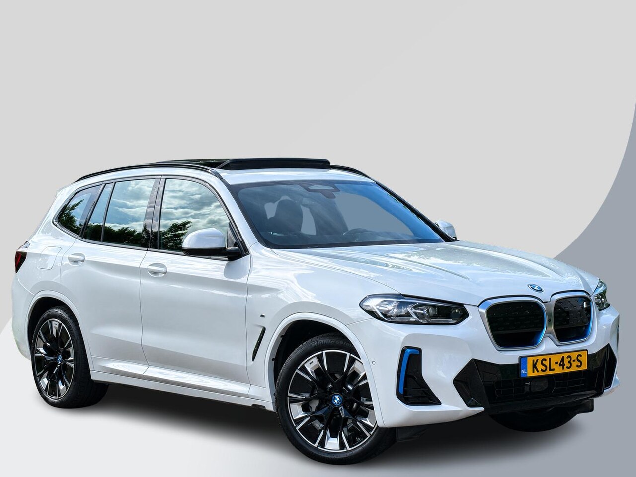 BMW iX3 - High Executive 80 kWh 285 PK | M Pakket | Panoramadak | 360 graden camera | Sportstoelen | - AutoWereld.nl