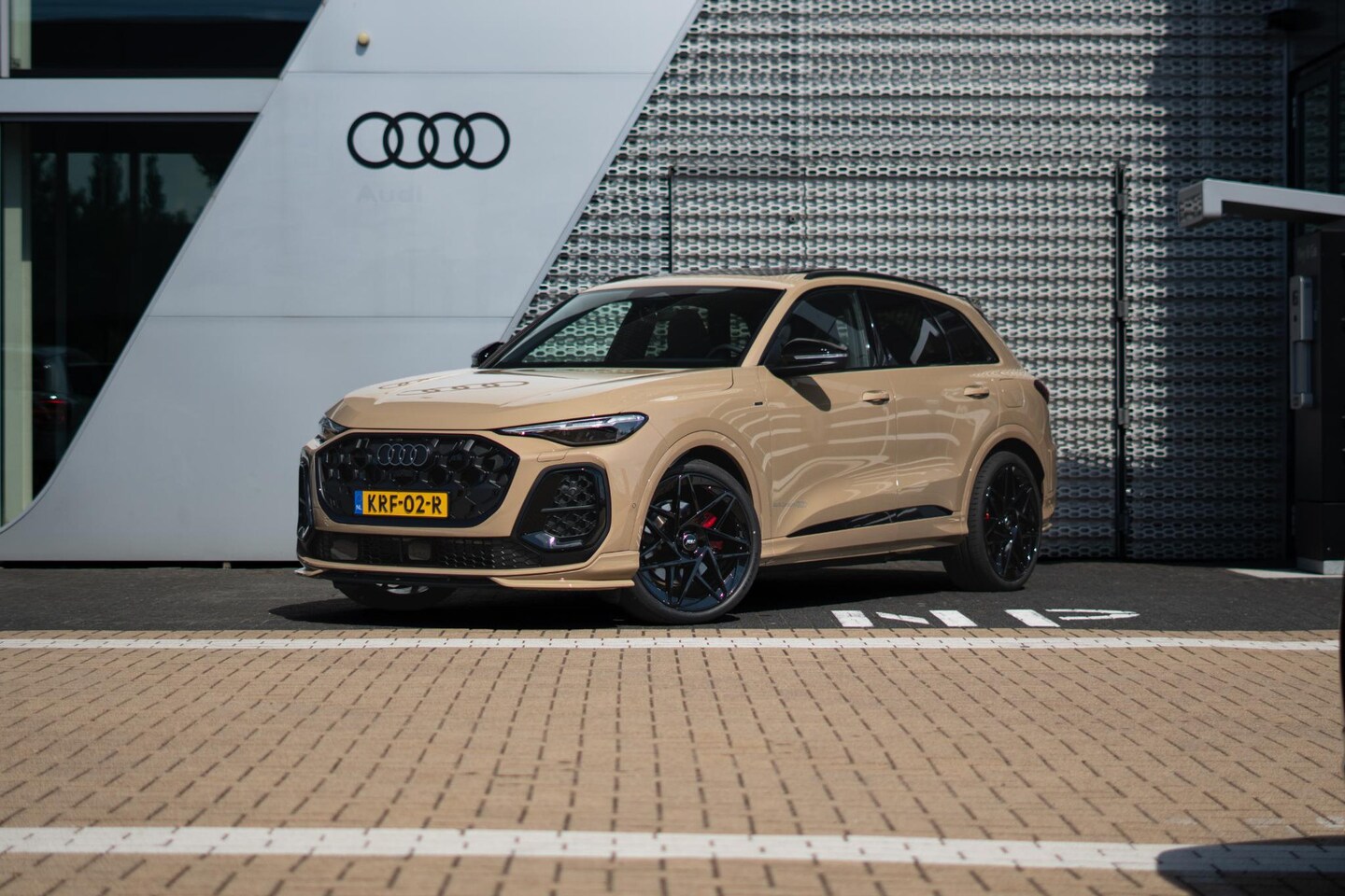 Audi Q5 - ABT s edition e-hybrid 360 PK SUV | full ABT | pano | luchtvering | - AutoWereld.nl