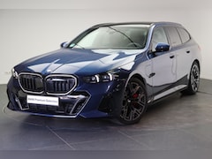 BMW 5-serie Touring - 550e xDrive M Sport Automaat / Trekhaak / Panoramadak / Comfort Access / Bowers & Wilkins