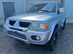 Mitsubishi Pajero Sport - 3.0 V6 Intense - Motor rookt - Schade