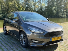 Ford Focus - 1.0 ST-Line Zeer netjes navigatie trekhaak cruis control airco elektrische ramen cv op afs