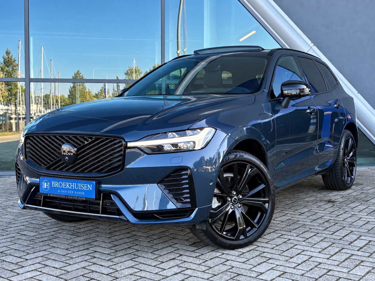 Volvo XC60 - 2.0 T8 Plug-in hybrid FACELIFT AWD Plus Black Edition 455pk Panoramadak / Trekhaak / 21inc - AutoWereld.nl