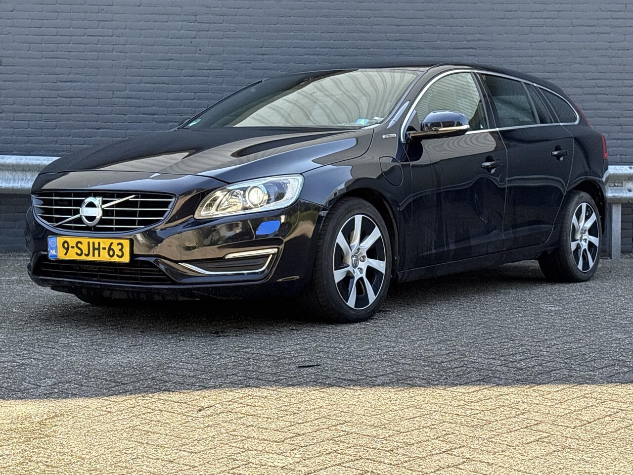 Volvo V60 - 2.4 D6 AWD Plug-In Hybrid Summum | Leder | Navi | Climate | Memory Seats - AutoWereld.nl