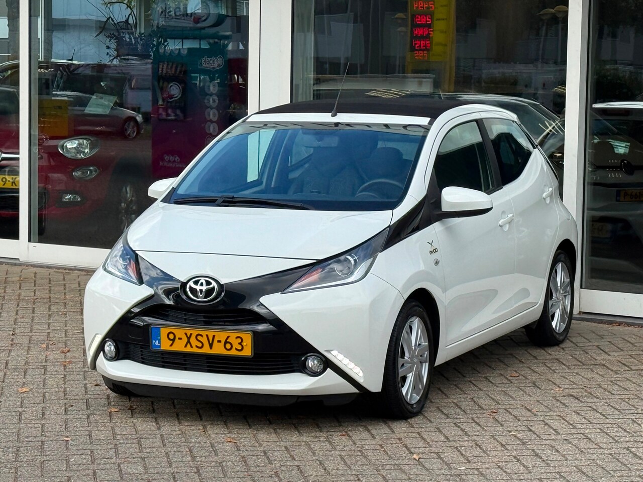 Toyota Aygo - 1.0 VVT-i | x-wave | Org NL | elektrisch vouwdak | Airco | Achteruitrijcamera - AutoWereld.nl
