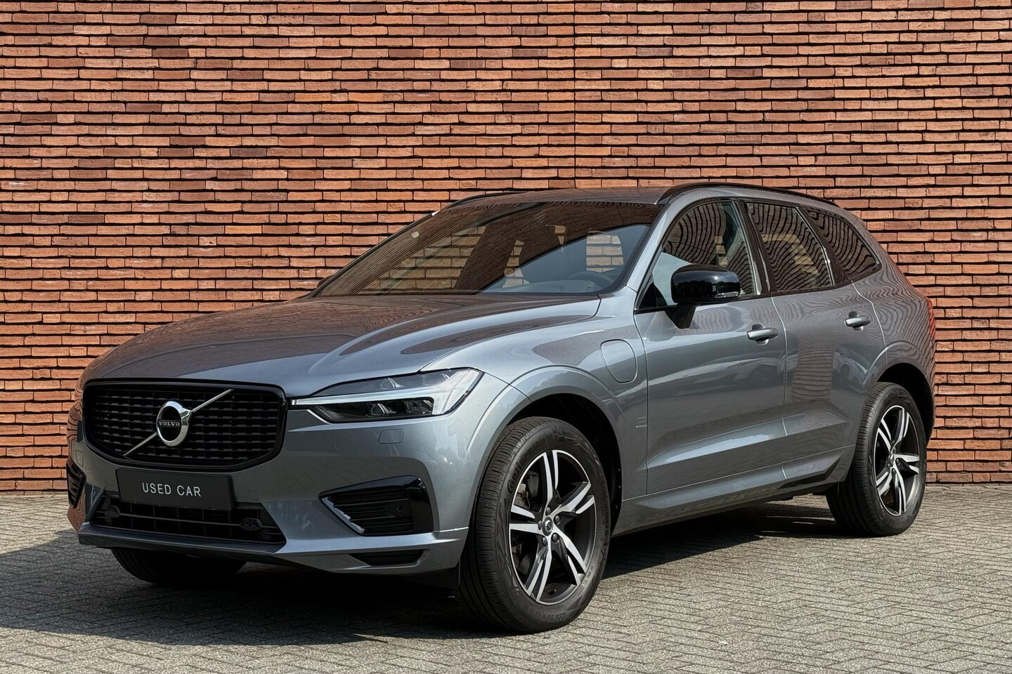 Volvo XC60 - Recharge T6 AWD R-Design | Panoramadak | Adaptieve cruise control | Apple carplay/Android - AutoWereld.nl