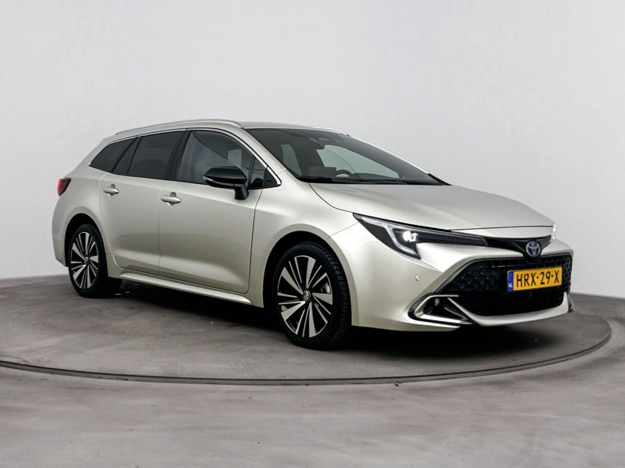 Toyota Corolla Touring Sports - Hybrid 140 Dynamic | Apple Carplay / Android Auto | Stoelverwarming | Parkeersensoren voor - AutoWereld.nl