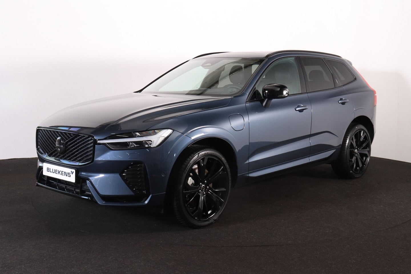 Volvo XC60 - T6 Recharge AWD Plus Black Edition - Panorama/schuifdak - IntelliSafe Assist & Surround - - AutoWereld.nl
