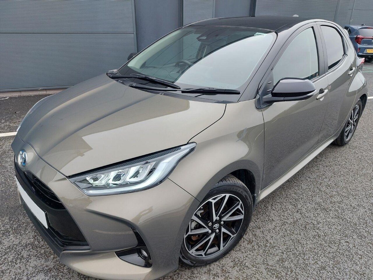 Toyota Yaris - 1.5 Hybrid Dynamic Bi-Tone | Apple Carplay & AndroidAUTO | Lichtmetalen velgen | Privacy G - AutoWereld.nl