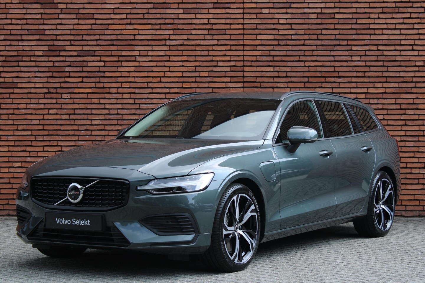Volvo V60 - T6 Automaat Plug-in hybrid AWD Business Edition | Demo deal | 360 graden camera | Harman K - AutoWereld.nl