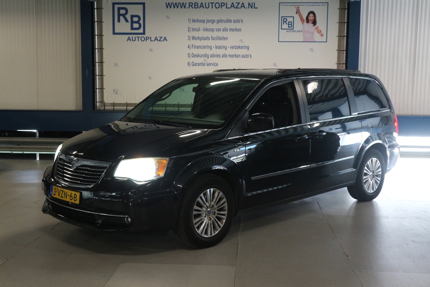Lancia Voyager - 2.8 MultiJet Silver / VAN / BEDRIJFSWAGEN / APK 6 2027 ! ! ! - AutoWereld.nl