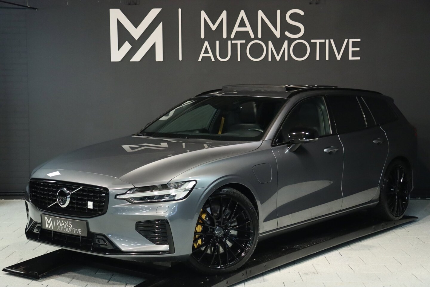 Volvo V60 - 2.0 T8 AWD Polestar Engineered / PANODAK / B&W / 1e Eigenaar / UNIEK! - AutoWereld.nl