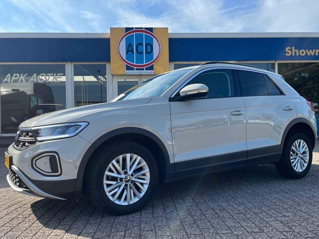 Volkswagen T-Roc - 1.0 TSI Life | Orig. NL | Nw type-model 2023 | Virtual dashboard | Carplay | - AutoWereld.nl