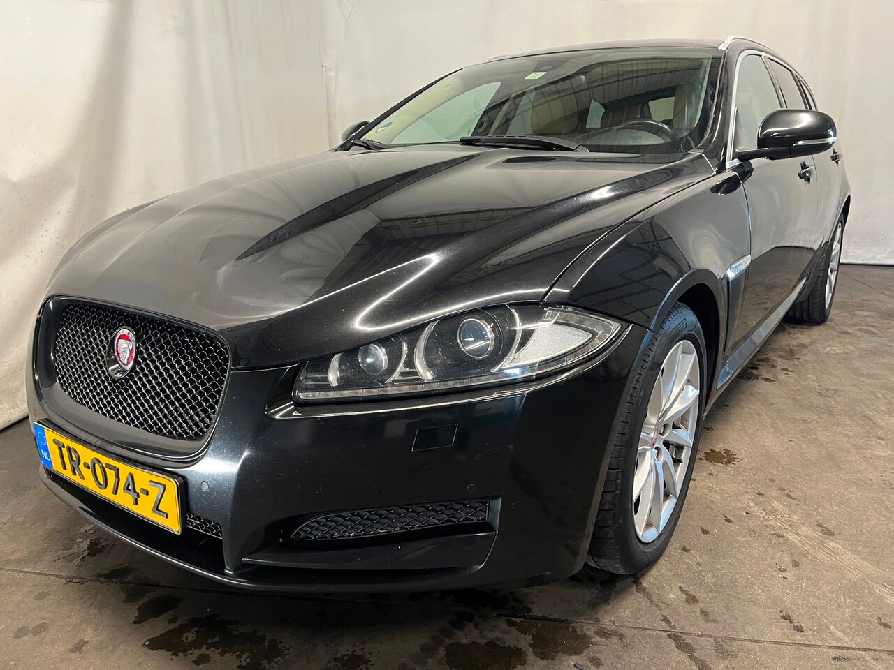 Jaguar XF Sportbrake - 2.2D Prestige L.E. - Rondom gebruikersschade, Auto start en rijdt - AutoWereld.nl
