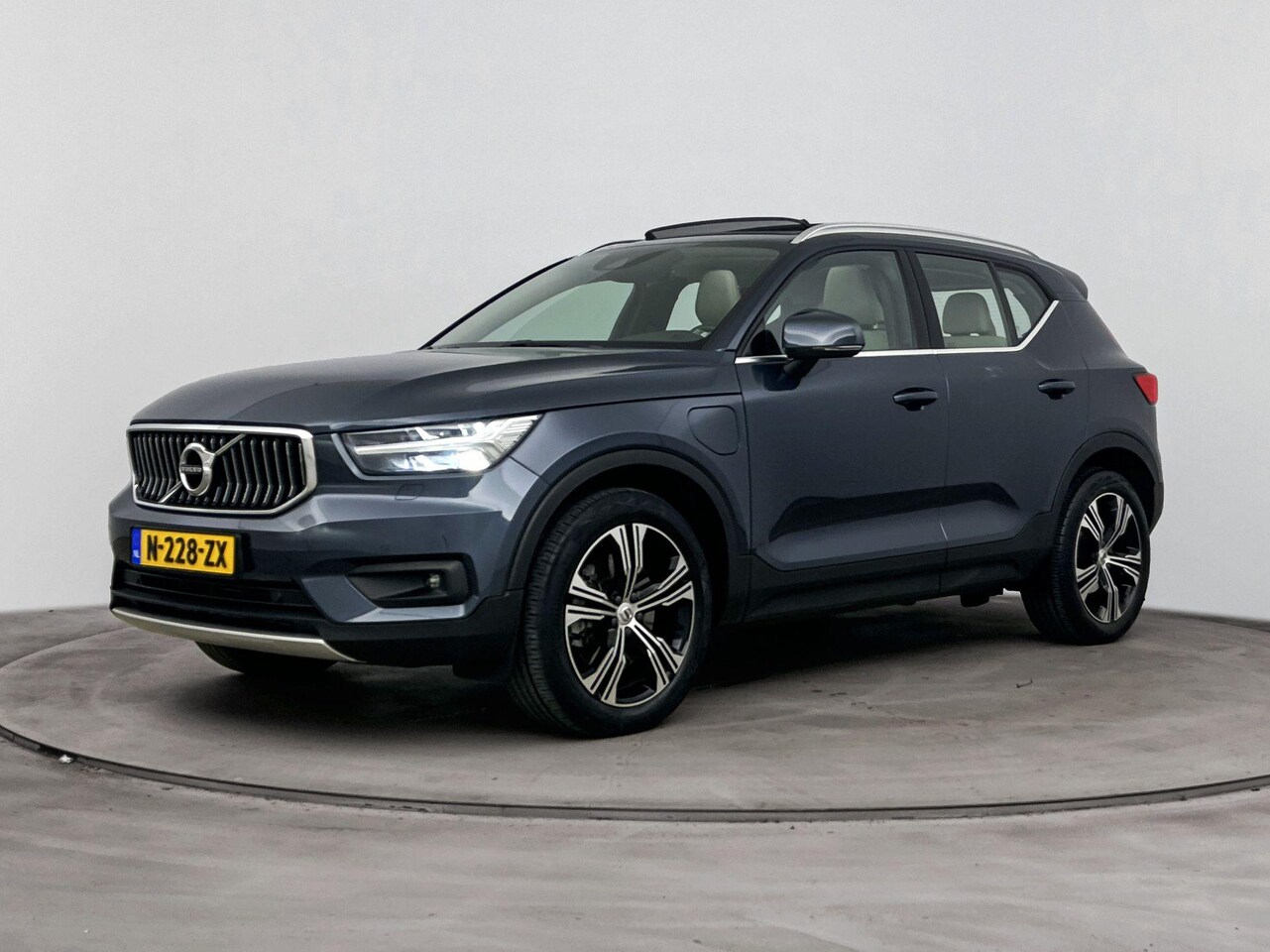 Volvo XC40 - 1.5 T5 RECHARGE R-DESIGN | SUPERDEAL! | SCHUIFDAK | CHIQUE LEDER IVOOR INTERIEUR | H&K AUD - AutoWereld.nl