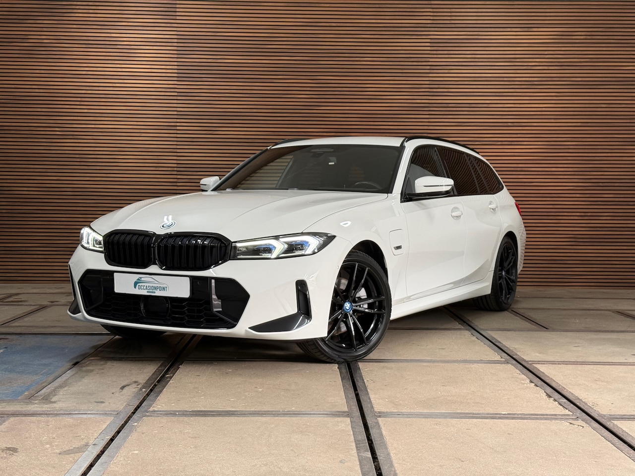 BMW 3-serie Touring - 330e M-Sport | xDrive |Shadowline | Elektrische Sporstoelen | 19” | Driving Assistant Prof - AutoWereld.nl