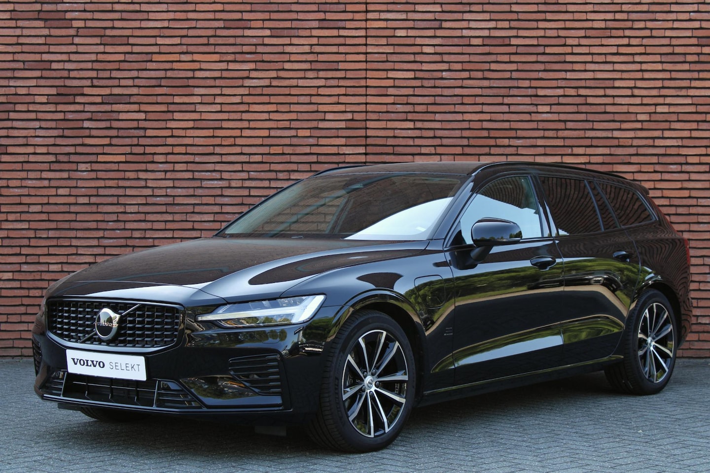Volvo V60 - T8 Plug-in hybrid AWD Plus Dark | Panoramisch schuif-/ kanteldak | Elektrisch verstelbare - AutoWereld.nl