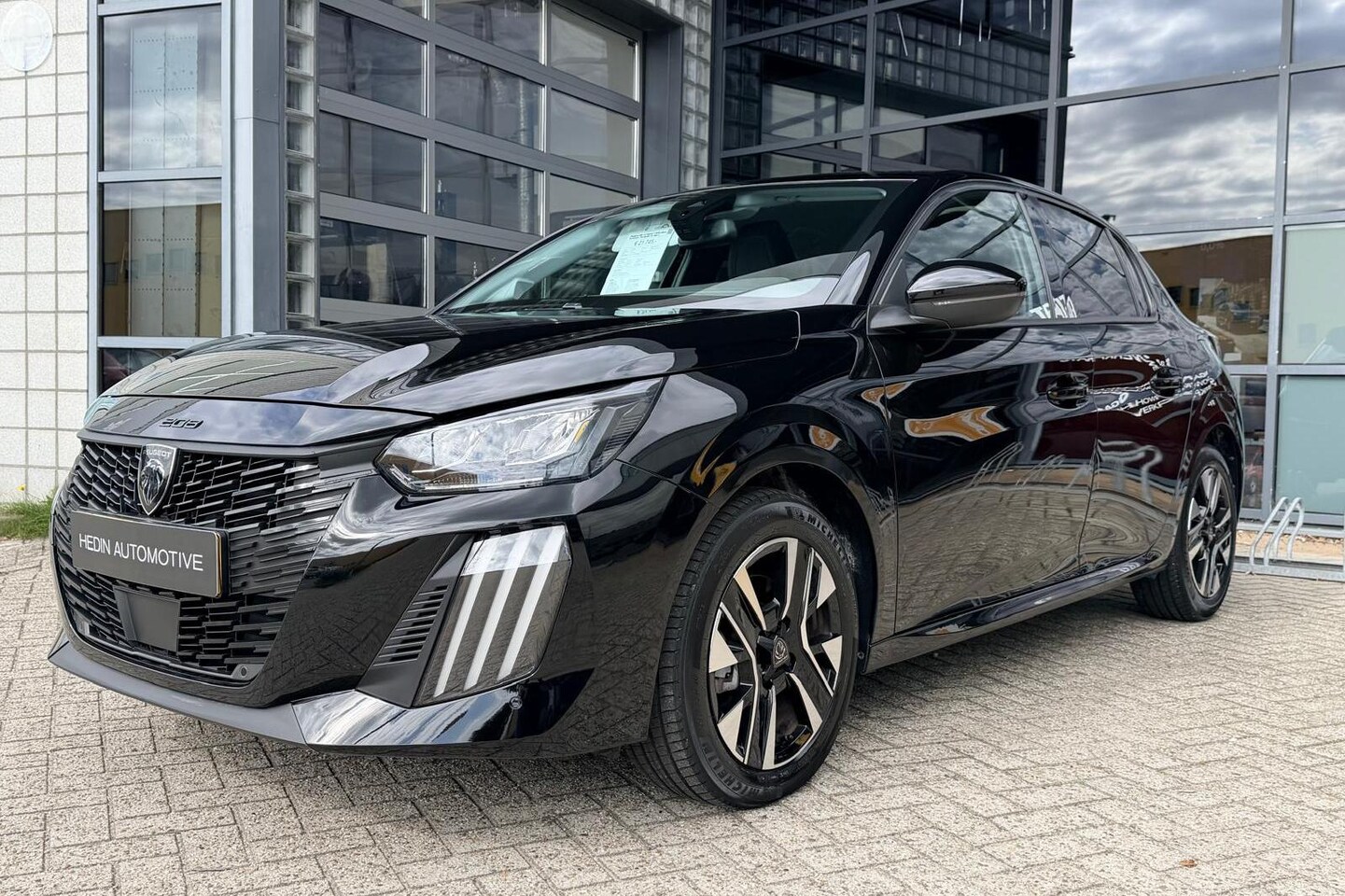 Peugeot 208 - 1.2 Hybrid 110PK Allure Aut. | 9.600km ! | Navigatie via App | Climate Control | Cruise Co - AutoWereld.nl